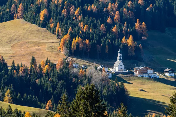 Olaszország. Dolomitok. Élénk színek, őszi táj — Stock Fotó