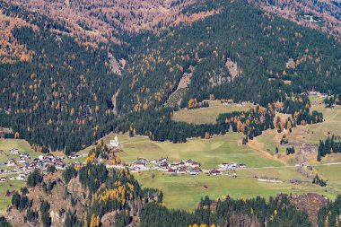İtalya. Dolomites. Parlak renkler sonbahar manzara