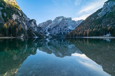 Iago di Braies oder Pragser Wildsee İtalyan Alplerinde