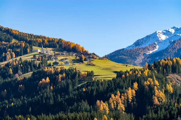 De Italia. Dolomitas. Paisaje otoñal con colores brillantes —  Fotos de Stock