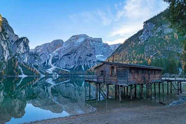 Lago di Braies oder Pragser Wildsee in italian Alps — Stock Photo, Image