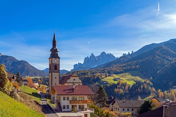 Alpine church on italian alps — Stock Photo, Image