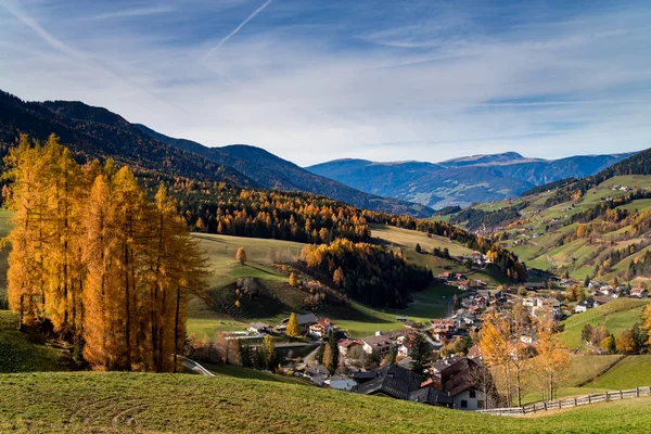 Olaszország. Dolomitok. Élénk színek, őszi táj — Stock Fotó