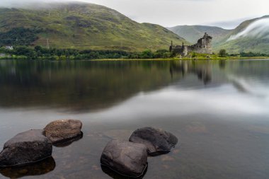 Tarihi Kilchurn Kalesi ve görünümü üzerinde Loch Awe kalıntıları