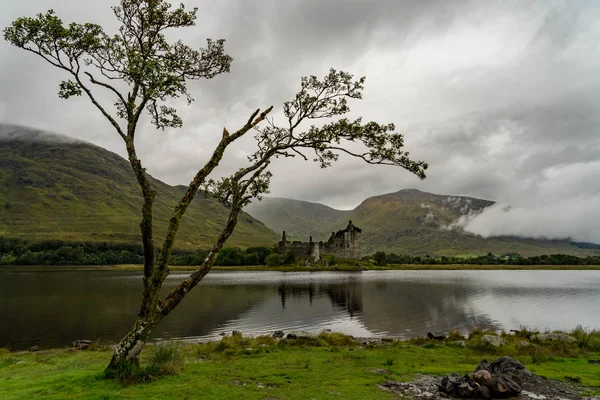 Die Ruinen der historischen Kilchurn-Burg und der Blick auf Loch Ehrfurcht — Stockfoto