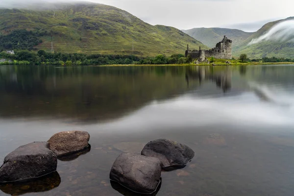 Die Ruinen der historischen Kilchurn-Burg und der Blick auf Loch Ehrfurcht — Stockfoto