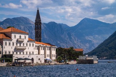 Perast şehir kıyısında Kotor Koyu'ndaki, Karadağ