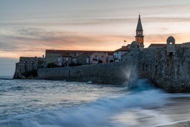 Eski Budva şehir Montengro Kulesi üzerinde gökyüzü günbatımı