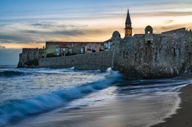 Eski Budva şehir Montengro Kulesi üzerinde gökyüzü günbatımı