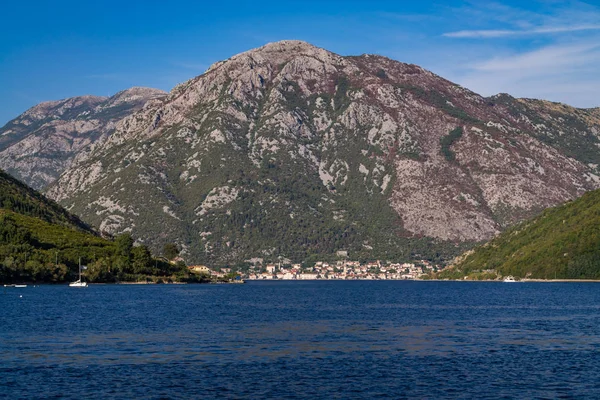 Seelandschaft, Kloster auf der Insel in Perast, Montenegro — Stockfoto