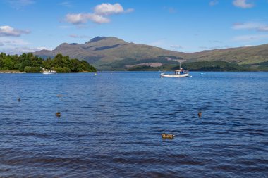 Yaz günü üzerinde Loch Lomond, İskoçya