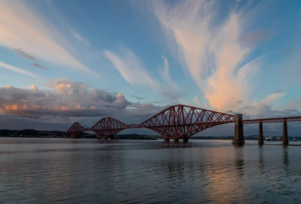 Köprüyü geçtikten fifre ve edinburgh, scotl arasında ileri demiryolu — Stok fotoğraf