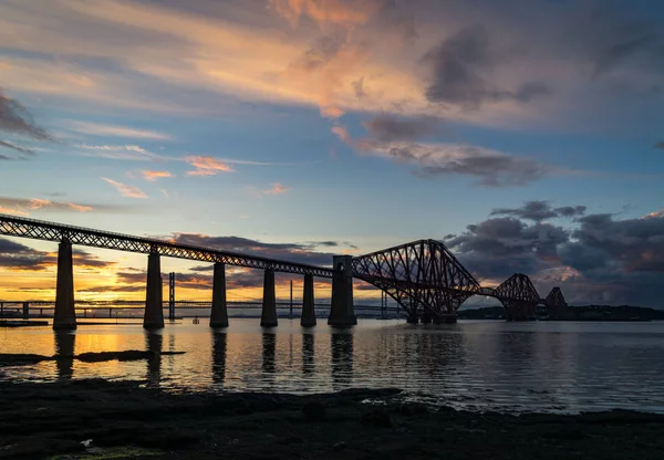 Köprüyü geçtikten fifre ve edinburgh, scotl arasında ileri demiryolu — Stok fotoğraf