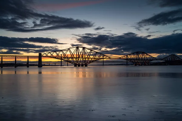 A Forth-vasúti híd átkelés Fife és Edinburgh-ban, Scotl — Stock Fotó