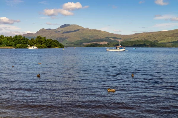 Yaz günü üzerinde Loch Lomond, İskoçya