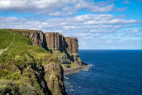 Σκωτσέζικη φούστα Mealt Falls, ροκ, Isle of Skye, Σκωτία — Φωτογραφία Αρχείου