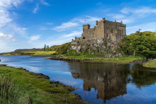 Castillo y puerto de Dunvegan en la isla de Skye, Escocia — Foto de Stock