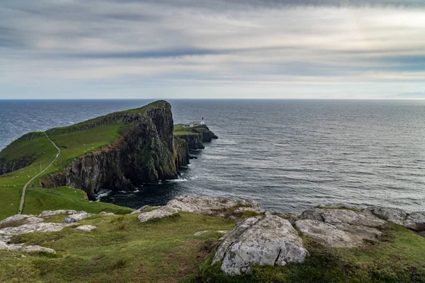 Faro di Neist Point sull'Isola di Skye, altopiano scozzese — Foto Stock