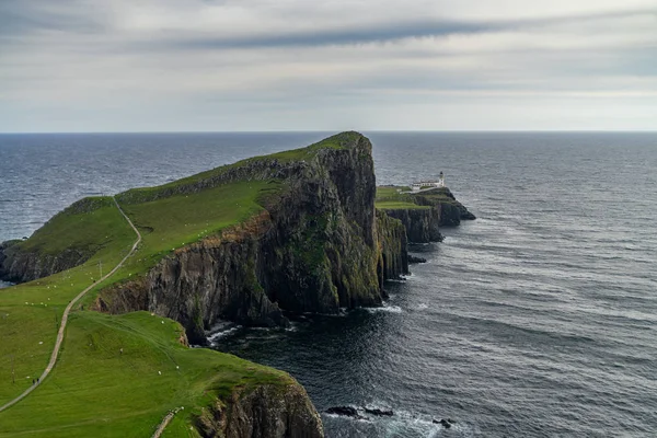 Faro di Neist Point sull'Isola di Skye, altopiano scozzese — Foto Stock