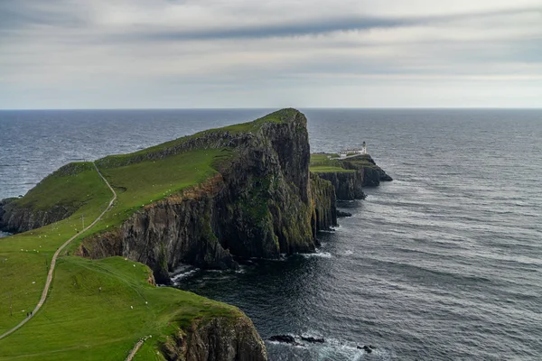 Neist Point φάρο στο Σκάι, σκωτσέζικο ορεινών περιοχών — Φωτογραφία Αρχείου