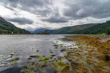 Eilean donan Kalesi bulutlu bir günde, yaylaları, İskoçya, Birleşik Krallık