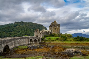 Eilean donan Kalesi bulutlu bir günde, yaylaları, İskoçya, Birleşik Krallık