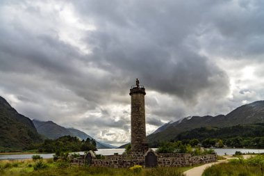 Glenfinnan anıt ve loch shiel Gölü. Dağlık İskoçya İngiltere