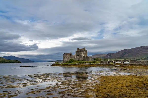 Castillo de Eilean Donan en un día nublado, Highlands, Escocia, Reino Unido — Foto de Stock