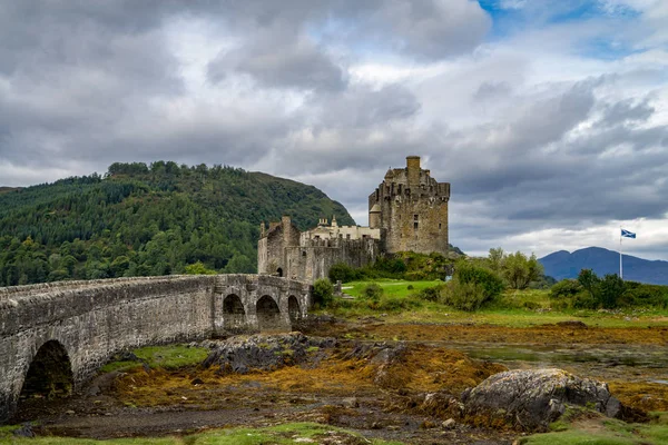 Castillo de Eilean Donan en un día nublado, Highlands, Escocia, Reino Unido — Foto de Stock