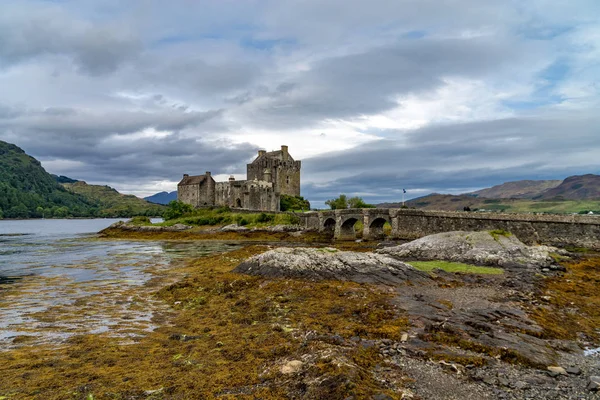 Castillo de Eilean Donan en un día nublado, Highlands, Escocia, Reino Unido — Foto de Stock