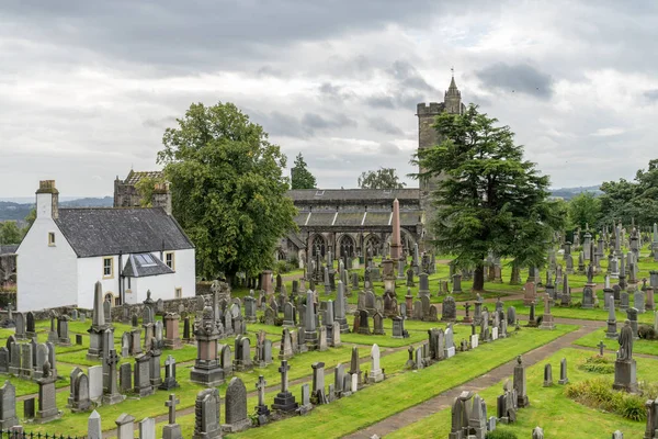 El cementerio detrás de la Iglesia de la Santa Ruda, en Stirling, Sc —  Fotos de Stock