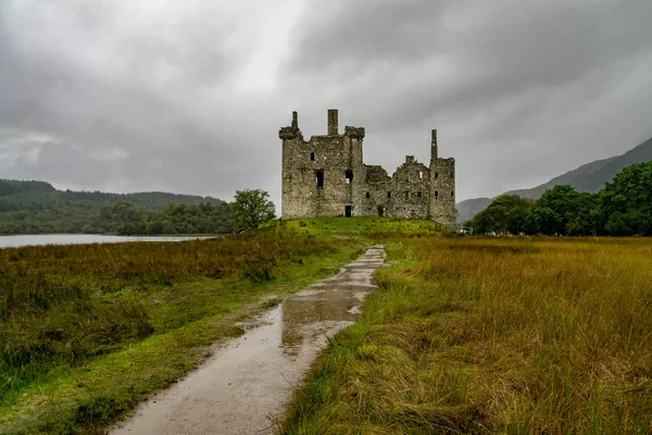 Las ruinas del histórico castillo de Kilchurn y la vista del Lago Awe — Foto de Stock