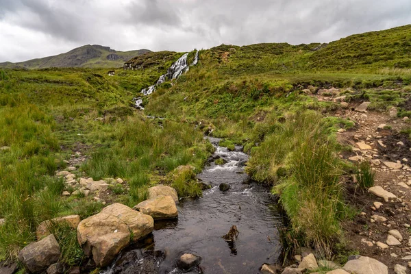O Véu da Noiva cai perto do Velho Homem da Ilha Storr de Skye — Fotografia de Stock