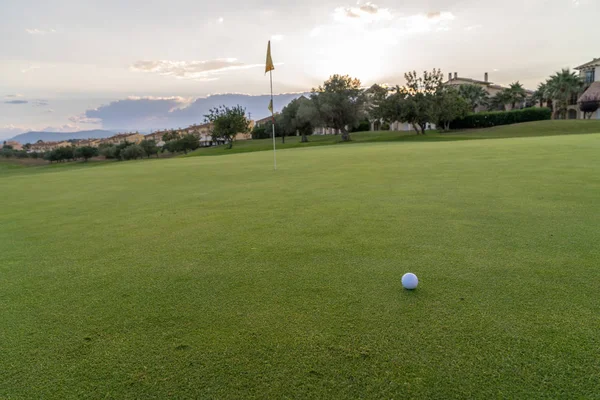 Bola de golfe no fairway verde céu de verão nublado azul no backgro — Fotografia de Stock