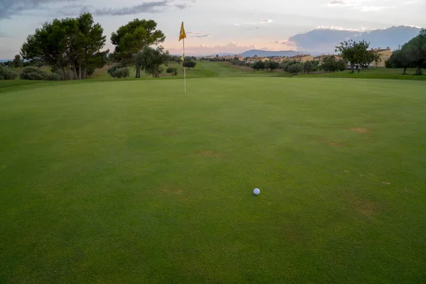 Μπάλα του γκολφ σε μπλε πράσινο fairway θολό καλοκαιρινό ουρανό με το backgro — Φωτογραφία Αρχείου