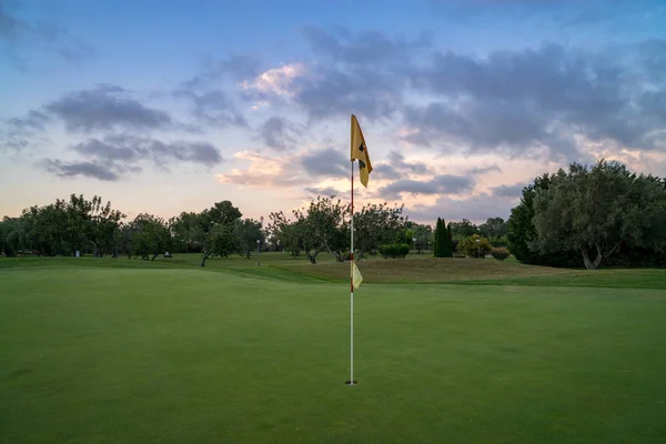 Golf yeşil çimen mavi bulutlu yaz gökyüzü arka planda — Stok fotoğraf