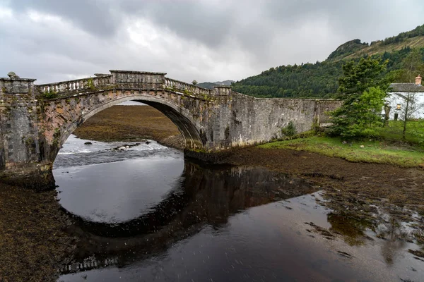 Garron bro över floden Gearr Abhainn, högländerna Skottland — Stockfoto