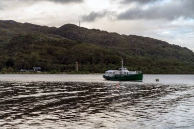 Loch Shiel Gölü ile Glenfinnan anıt önyüklemede Fisher