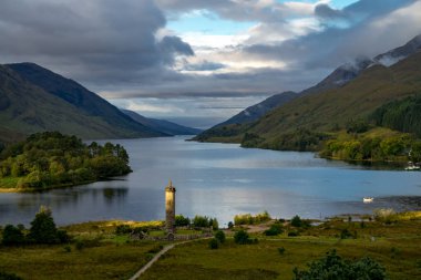 Glenfinnan anıt ve loch shiel Gölü. Dağlık İskoçya İngiltere
