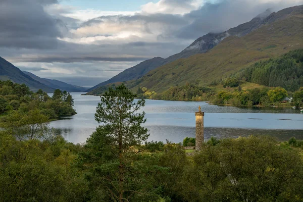 Glenfinnan památník a loch shiel jezero. Velká Británie Skotsko vysočiny — Stock fotografie