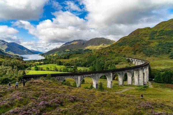 Berömda Glenfinnan järnvägsviadukt i Skottland Royaltyfria Stockfoton