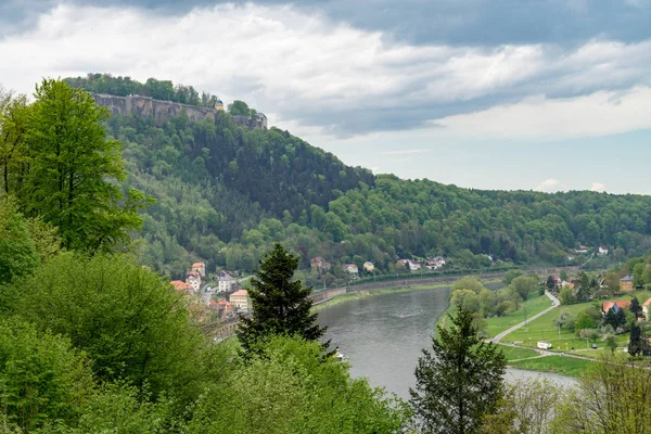 Elbe floden vid kullen Konigstein, Sachsen, Tyskland — Stockfoto