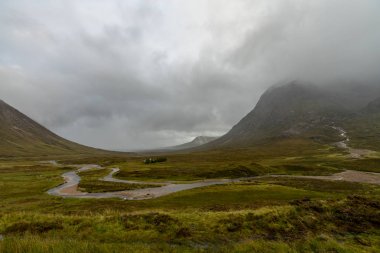 Buachaille Etive Mor yağmurlu bir gün (İskoçya üzerinde)