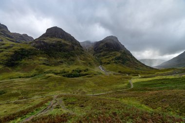 Buachaille Etive Mor yağmurlu bir gün (İskoçya üzerinde)