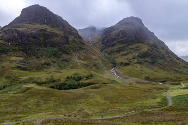 Buachaille Etive Mor yağmurlu bir gün (İskoçya üzerinde)