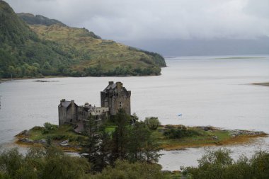Eilean donan Kalesi bulutlu bir günde, yaylaları, İskoçya, Birleşik Krallık