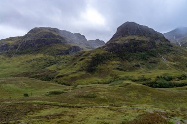 Buachaille Etive Mor yağmurlu bir gün (İskoçya üzerinde)
