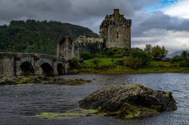 Eilean donan Kalesi bulutlu bir günde, yaylaları, İskoçya, Birleşik Krallık