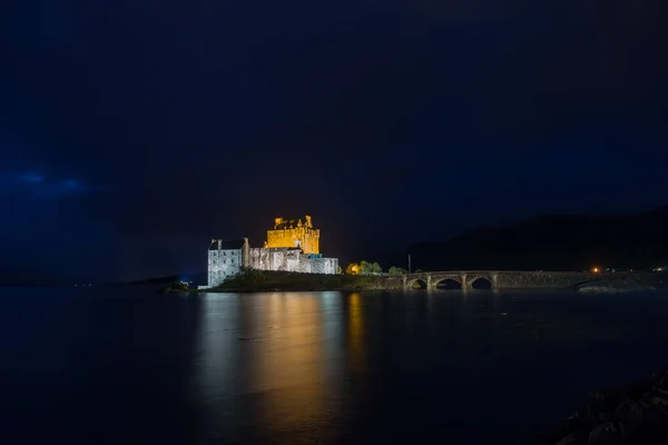 Castillo de Eilean Donan por la noche, Highlands, Escocia, Reino Unido — Foto de Stock