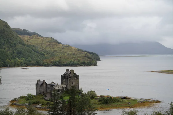 Eilean donan castle an einem bewölkten Tag, highlands, scotland, uk — Stockfoto